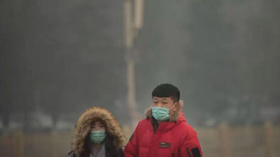 Warga China wajib memakai masker menyusul makin parahnya polusi asap yang disebabkan oleh asap pabrik dan kendaraan bermotor. - INDOSPORT